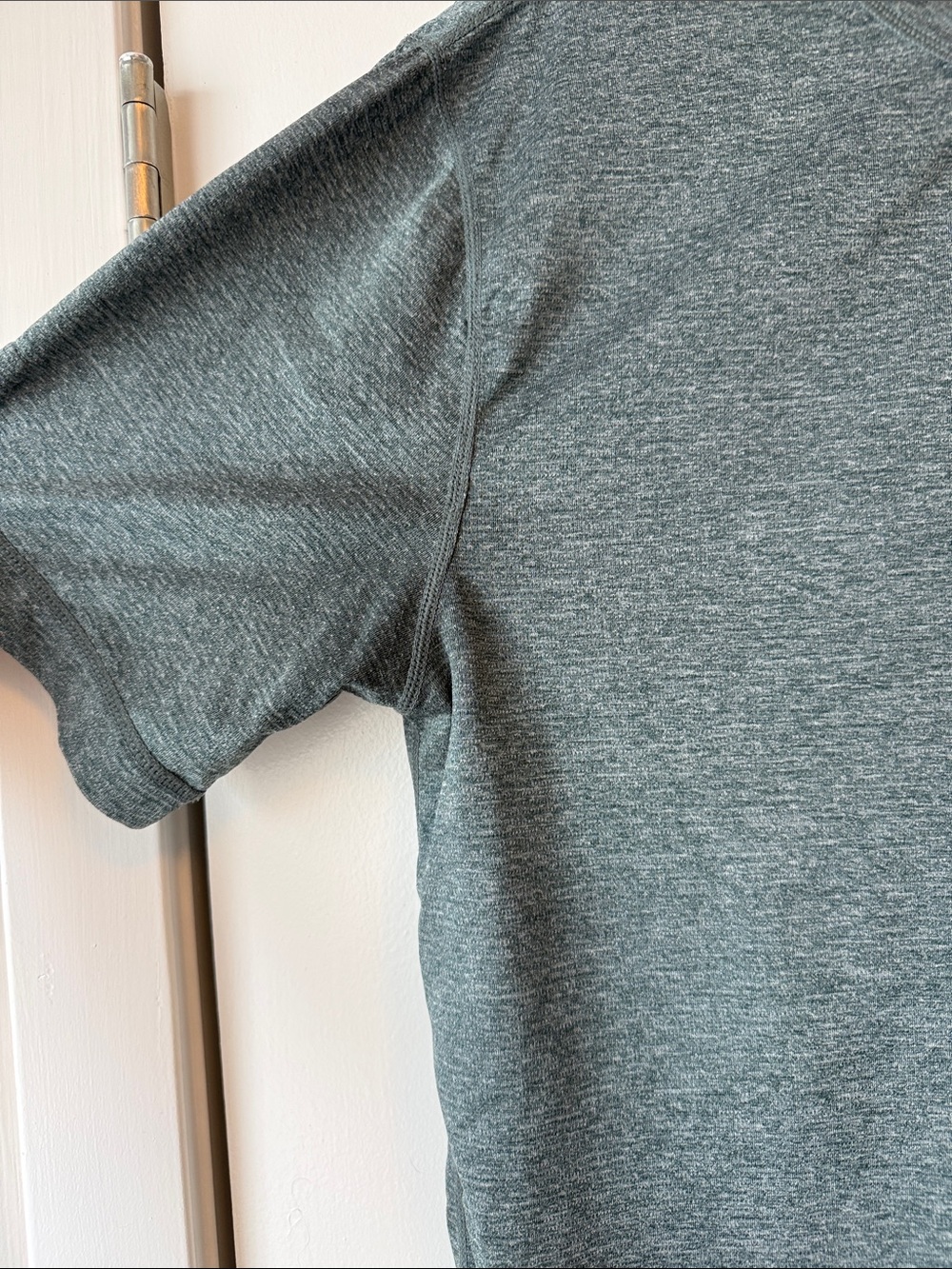 Vuori Men's Slate Heather Short Sleeve Pocket Tee - Picture 4 of 6